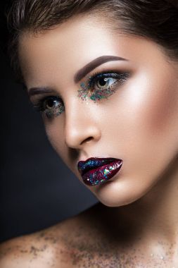 Parlak makyaj güzellik moda modeli kız. Moda sanat dikey, pırıltılar yakın çekim