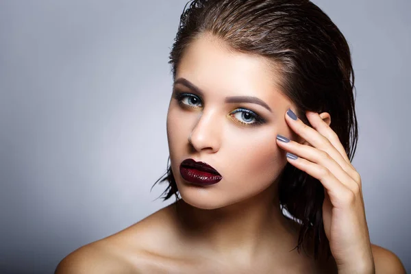 Schoonheid fashion model meisje met lichte make-up. Mode kunst portret met druppels op huid en natte haren — Stockfoto
