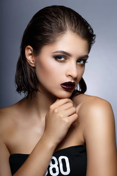 Belleza chica modelo de moda con maquillaje brillante. Retrato de arte de moda con gotas en la piel y el cabello húmedo —  Fotos de Stock