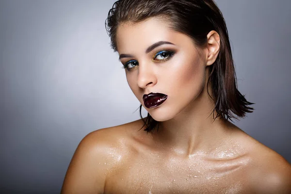 Belleza chica modelo de moda con maquillaje brillante. Retrato de arte de moda con gotas en la piel y el cabello húmedo —  Fotos de Stock