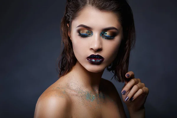 Menina modelo de moda de beleza com maquiagem brilhante. Retrato de arte de moda com brilhos close-up — Fotografia de Stock