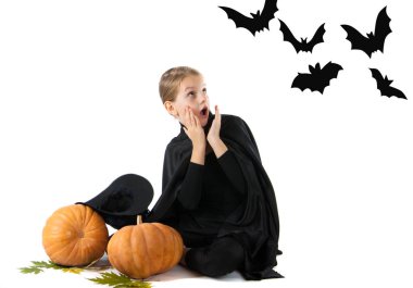 Halloween cadı kostüm şaşırmış ve korkmuş kız portresi