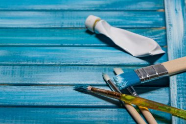 Taze boyalı panoları turkuaz boya ve Boya fırçaları