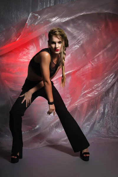 Eauty 黒い服を着た若い女の子の肖像画。フィルムを飛んでグレー赤背景 — ストック写真