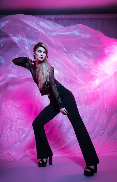 bir genç kız siyah pantolon ve şeffaf bir kazak Güzellik Portresi.