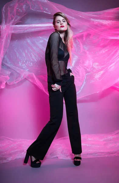 bir genç kız siyah pantolon ve şeffaf bir kazak Güzellik Portresi.
