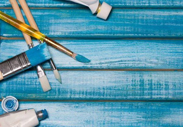 新たに塗られた板ターコイズ ブルー塗料および塗料のブラシ — ストック写真