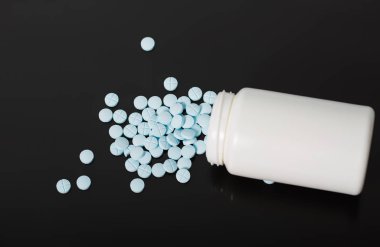 Masaya saçılmış mavi haplar.