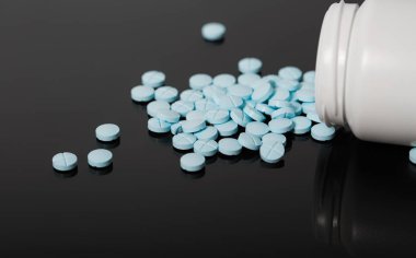 Masaya saçılmış mavi haplar.