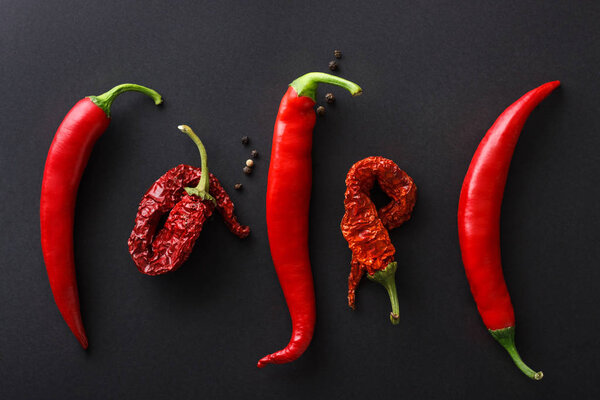 Красный острый перец закрывается. горизонтальный вид сверху
.