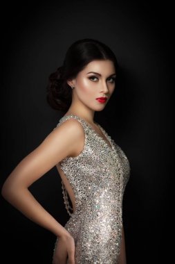 Güzellik moda portre bir gece elbisesi içinde güzel bir model olan taş işlemeli. Kız siyah bir arka plan. Parlak taşlar ve kristaller. V