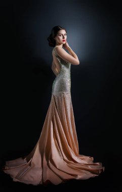 Güzellik moda portre bir gece elbisesi içinde güzel bir model olan taş işlemeli.