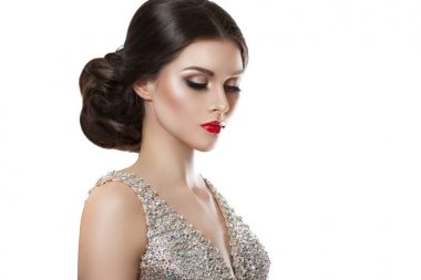 Güzellik moda portre bir gece elbisesi içinde güzel bir model olan taş işlemeli.