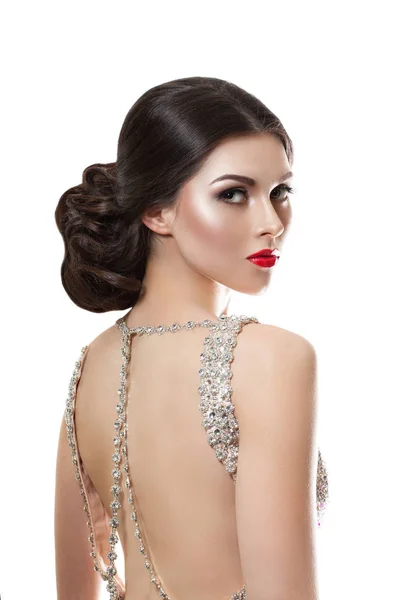 Retrato de moda de belleza de un hermoso modelo en un vestido de noche bordado con piedras . — Foto de Stock