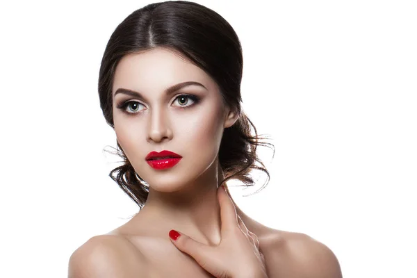 Retrato de una hermosa joven con un maquillaje profesional sobre un fondo blanco . —  Fotos de Stock