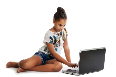 bir laptop arıyorum esmer kız oturuyor.