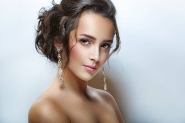 Genç güzel kız güzellik moda portre. Güzel bir akşam makyaj, Açık omuz, mükemmel cilt ve saç.