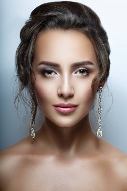 Güzel kadın portre portresi. Mükemmel temiz cilt, güzel saç, profesyonel makyaj. Şık takı