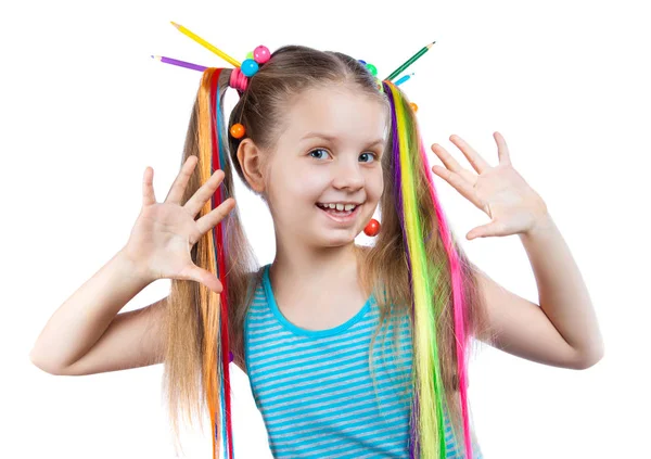 Retrato de una chica divertida con hebras de colores en el pelo. Lápices de colores, cuentas, hebras de pelo de colores en su cabello . — Foto de Stock