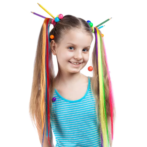 Retrato de uma garota engraçada com fios coloridos em seu cabelo. Lápis coloridos, contas, fios de cabelo coloridos em seu cabelo . — Fotografia de Stock