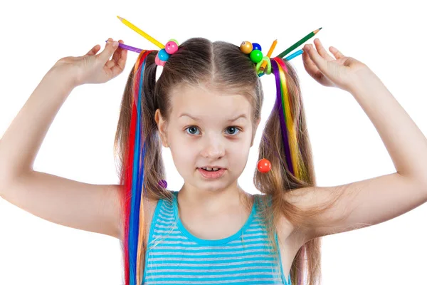 Portrait of a funny girl with colorful strands in her hair. Colored pencils, beads, colored strands of hair in her hair. — Stock Photo, Image
