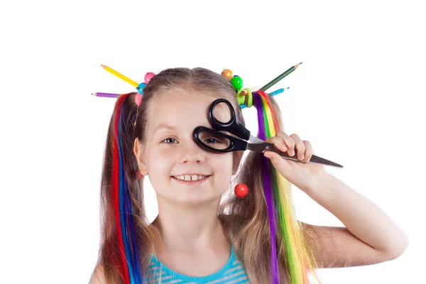 Retrato de una chica divertida con hebras de colores en el pelo. Lápices de colores, cuentas, mechones de pelo de colores en su cabello. Ella sostiene las tijeras cerca de los ojos y mira —  Fotos de Stock