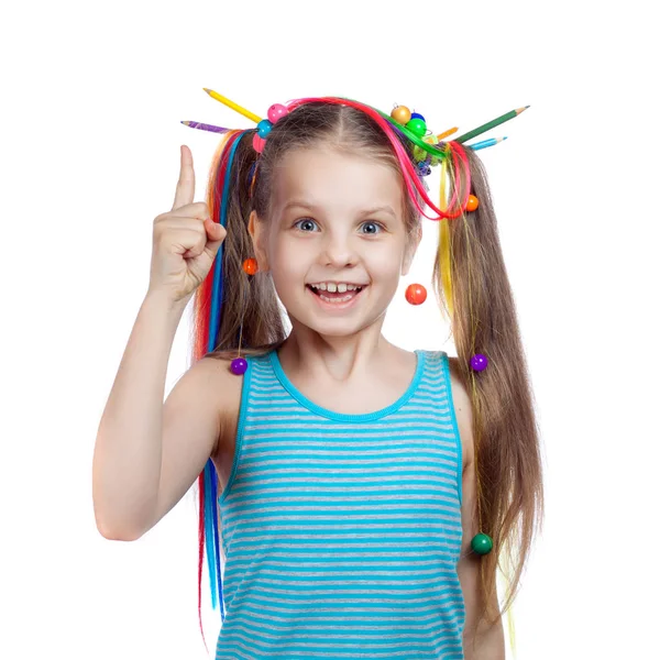 Retrato de una chica divertida con hebras de colores en el pelo. .. chica mantiene el dedo índice levantado. Idea. El concepto de creatividad — Foto de Stock