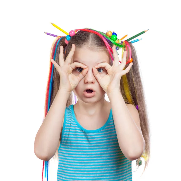 Retrato de una chica divertida con hebras de colores en el pelo. .la chica sostiene sus manos cerca de sus ojos y se ve sorprendida —  Fotos de Stock