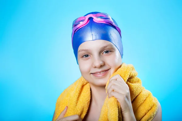 Beautiful portrait of a girl sportswoman swimmer in swimming cap and diving goggles. — Stock Photo, Image