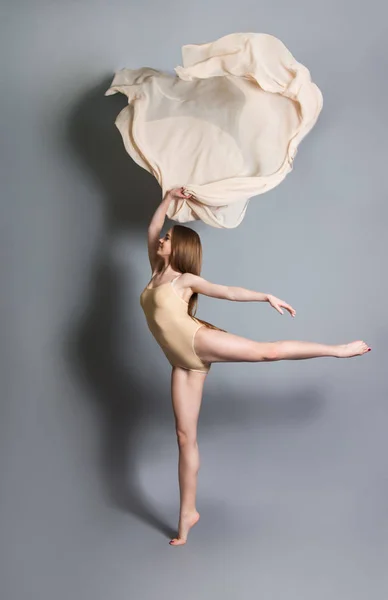 Όμορφη νεαρή κοπέλα χορεύει με πανί. Ιπτάμενα φτερουγίσματα ύφασμα. — Φωτογραφία Αρχείου