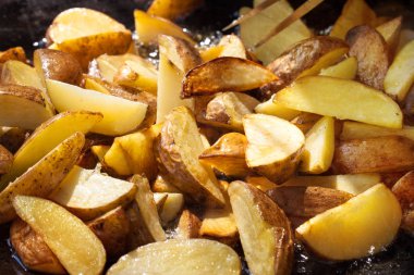 patates parçaları yağ kaynar suda yanmış. Pişirme işlemi. Sokak gıda.
