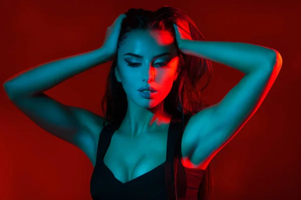 Estudio Retrato Creativo Modelo Hermosa Chica Morena Luz Roja Azul — Foto de Stock