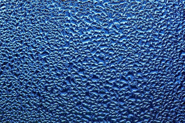 Abstraction. gouttes d'eau sur un fond bleu. fond flou pour le design . — Photo