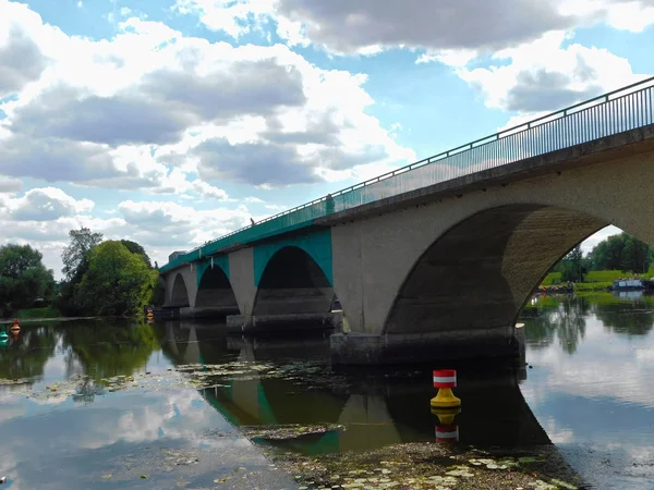 国境の川に架かる橋 — ストック写真
