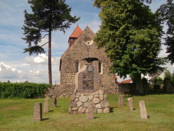 Kriegerdenkmal Vor Der Evangelischen Feldsteinkirche — Stockfoto