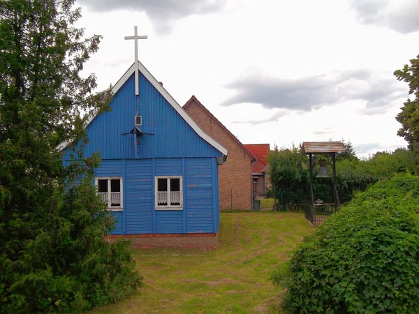 Niebieski Kaplicy Wsi — Zdjęcie stockowe