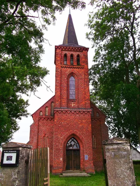 Die Backsteinkirche Goldbaum — Stockfoto