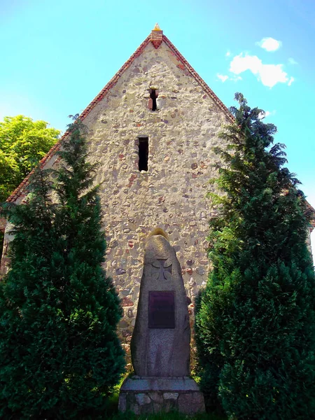 Krigsmonument Framför Protestantiska Byns Kyrka — Stockfoto