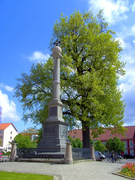 Das Kriegerdenkmal Auf Dem Marktplatz — Stockfoto