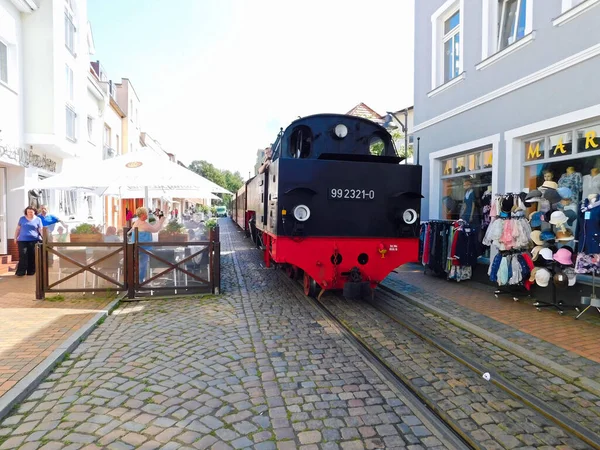 Bad Doberan メクレンブルク 西ポメラニア ドイツ 2019年8月8日 旧市街を通る歴史的な蒸気機関車で電車に乗る — ストック写真