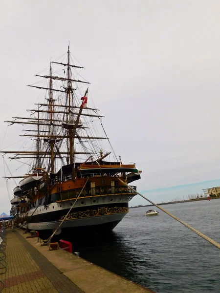 Warnemnde Limanı Ndaki Donanma Eğitim Gemisi — Stok fotoğraf