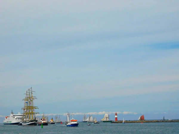 Baltık Denizi Nin Liman Girişinde Yelkenliler — Stok fotoğraf