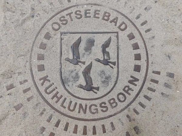 Ein Kanaldeckel Mit Der Aufschrift Ostseebad Kühlungsborn — Stockfoto