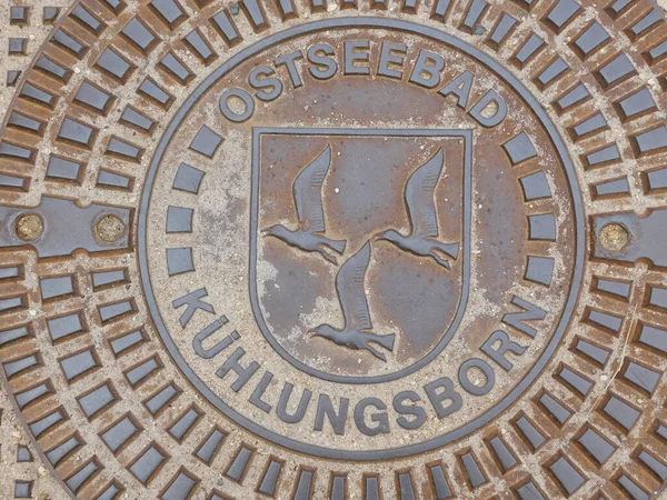 Ein Kanaldeckel Mit Der Aufschrift Ostseebad Kühlungsborn — Stockfoto