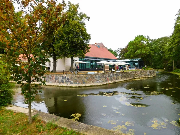 Gracht Rond Een Historisch Gebouw — Stockfoto