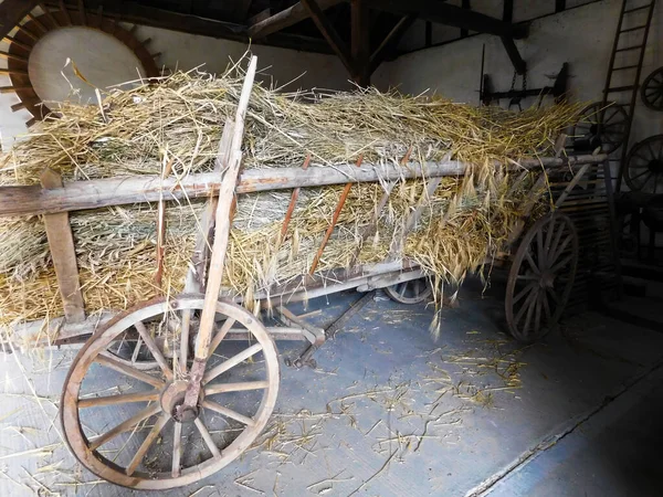 谷仓里的草车上放着稻草 — 图库照片