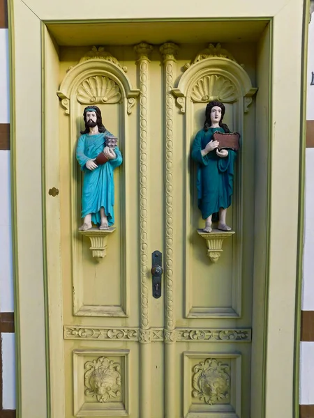 Porta Entrada Histórica Com Duas Figuras — Fotografia de Stock