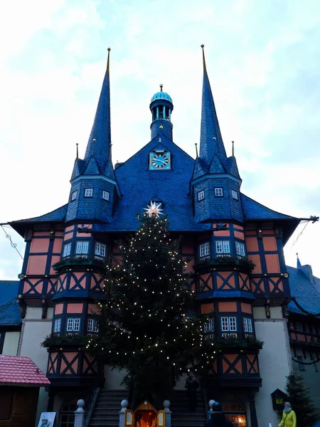 Das Historische Rathaus Auf Dem Marktplatz Zur Weihnachtszeit — Stockfoto