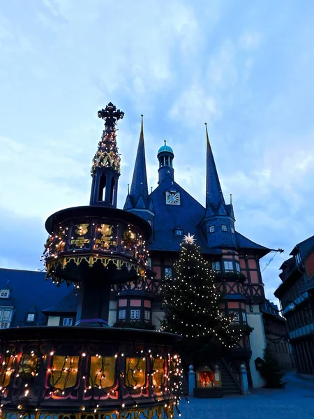 Das Historische Rathaus Auf Dem Marktplatz Zur Weihnachtszeit — Stockfoto