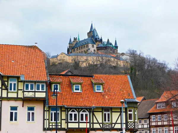 Die Imposante Burg Über Den Dächern Der Historischen Fachwerkstadt — Stockfoto